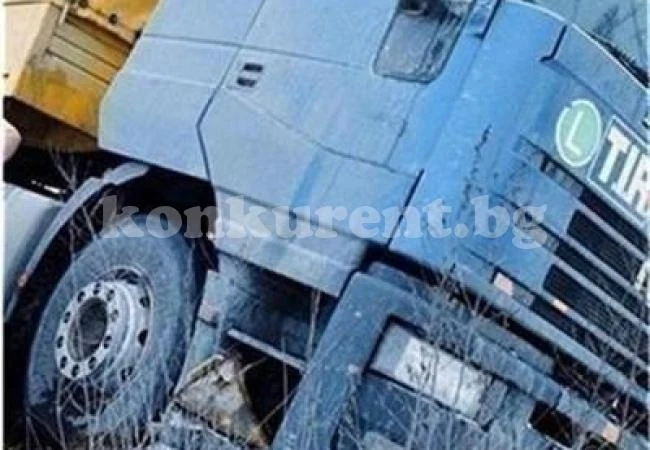 Мъж е с опасност за живота след сблъсък с камион