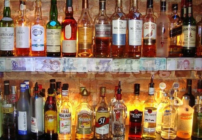 Апаш открадна пари на баба и ги изпи