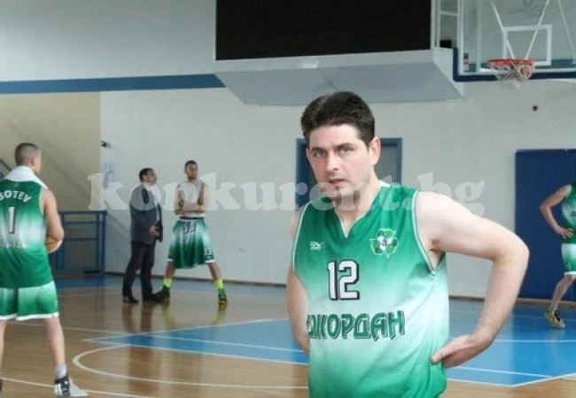 Ботев 2012 среща в един ден лидера и новак