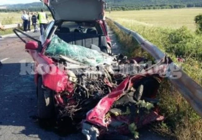 Кола се заби челно в камион
