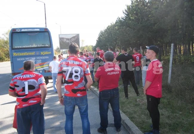 ОБНОВЕНА Агитките на ЦСКА и Левски окървавиха бул. \