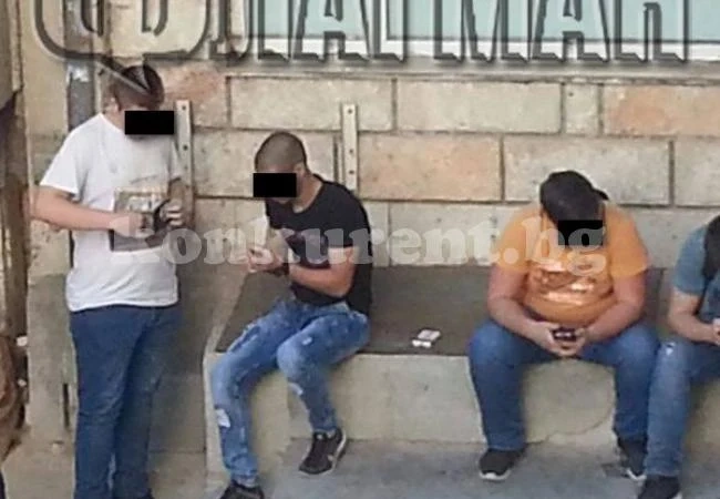 Внимание, родители! Вижте какво правят децата ви, докато си мислите, че са на училище (СНИМКИ)
