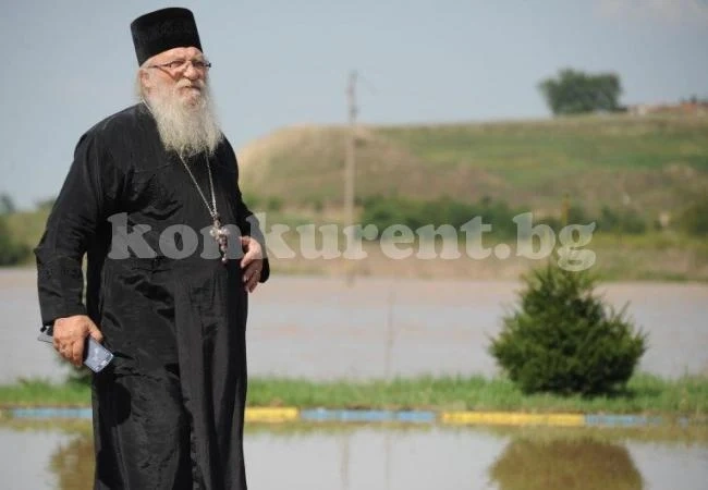 Отец Иван с награда „Родолюбие“