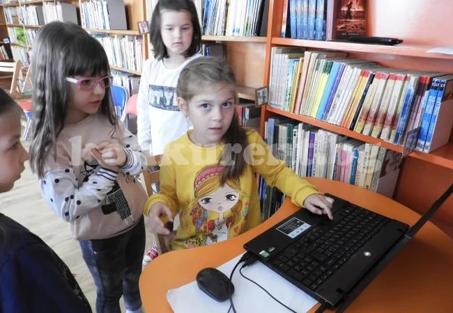 Първокласници с първи стъпки в програмирането с роботи