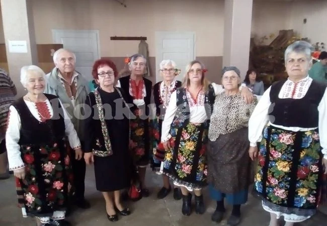 Фолклорна група от Салаш участва в празник на дивата шипка в Сърбия
