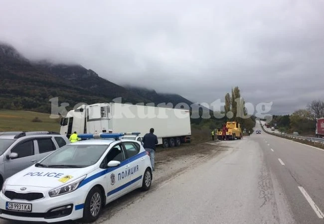 (Видео)Турски тираджия заора в нива до Е79 край Враца