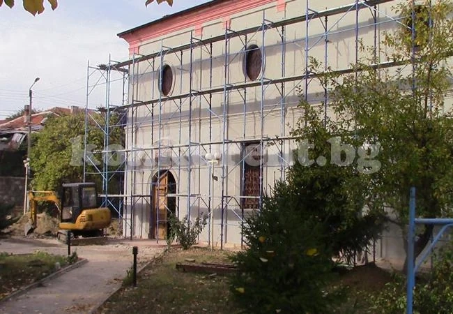 Самоковски майстори ремонтират храм в Лом