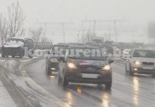 Кошмарът с времето се пренесе в Монтана - сняг вали в района!