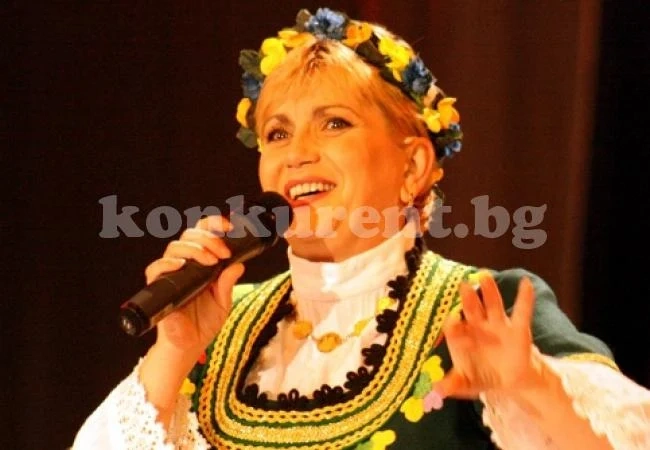 Николина Чакърдъкова пее на събор в Хайредин