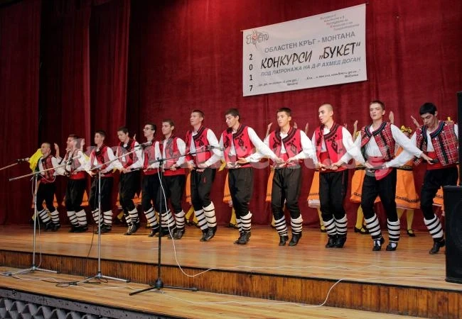 Стотици деца пяха и танцуваха на „Букет“
