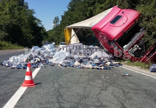 ТИР затапи Е79 с каси от безалкохолно СНИМКИ