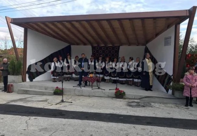 Челопек е първото село в България, в което има спирка с арт ателие, откриха и параклис