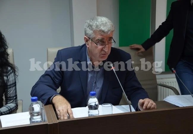 Антов и Банчев си размениха закачки на сесията СНИМКИ