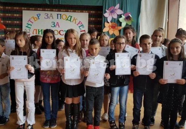 Над 120 ученици от Мездра рецитираха патриотични стихове