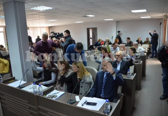 Покупка на автобуси разпали страсти в общински съвет