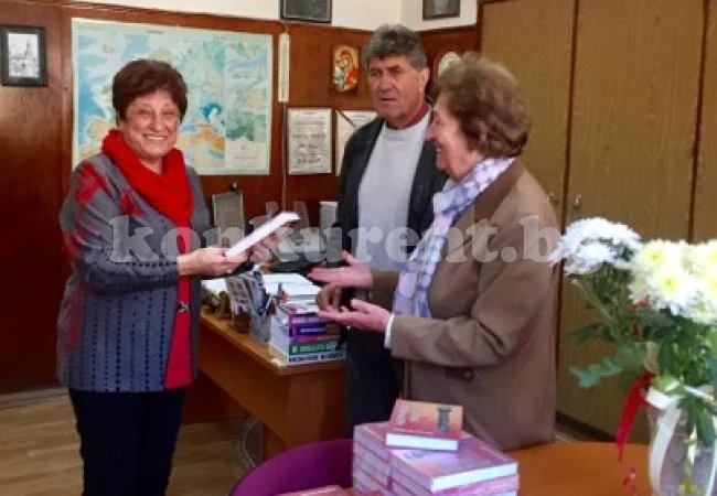 Цветана Евгениева дари книги на читалище „Развитие”