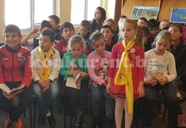 Ученици говориха за освобождението на Мездра и Деня на народните будители