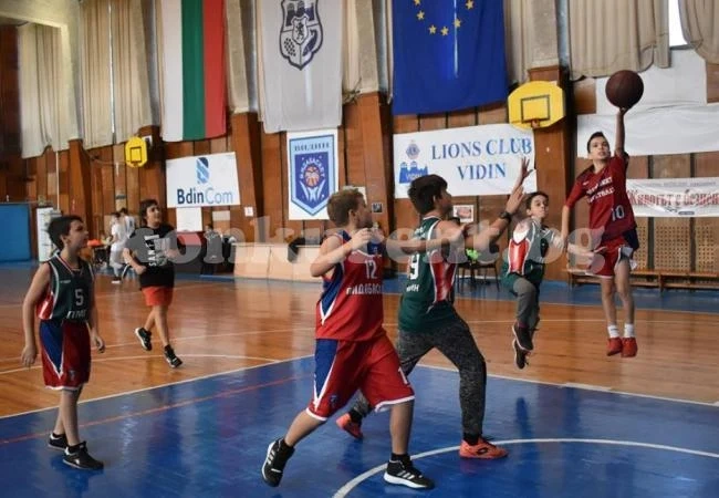 Играха баскетбол за Деня на народните будители