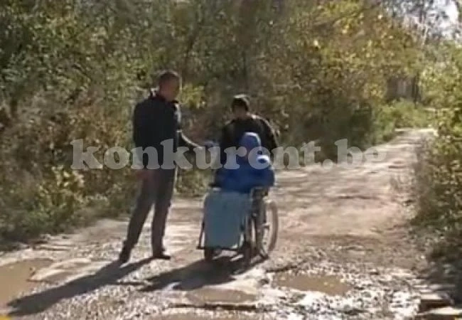 Майка изминава 4 км пеша, за да води детето си на училище