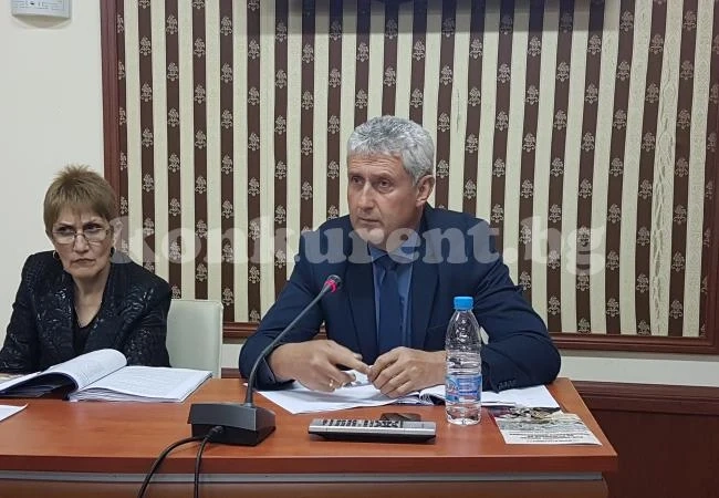Общинският съвет спаси площада на Мездра СНИМКИ