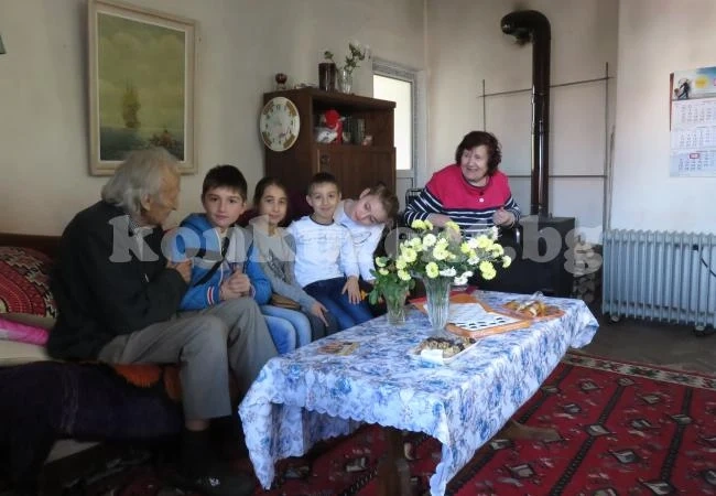 Ученици гостуваха на пенсионери
