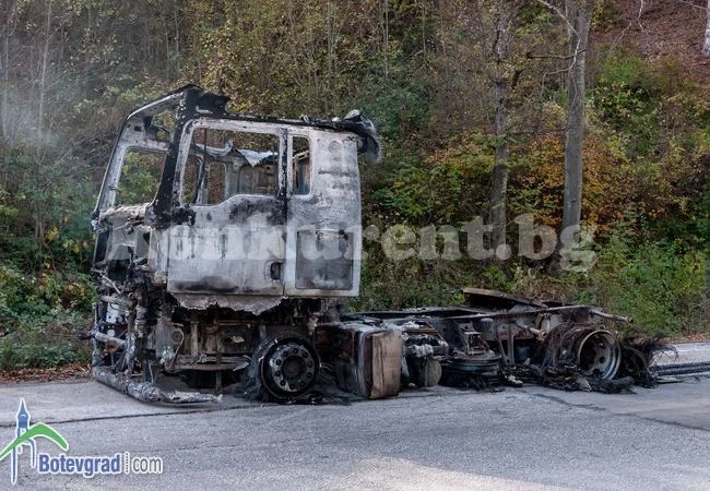 (Видео) ТИР пламна в движение на Е79 СНИМКИ