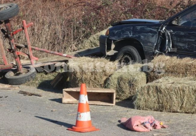 Удар между кола и каруца прати шофьор в болница