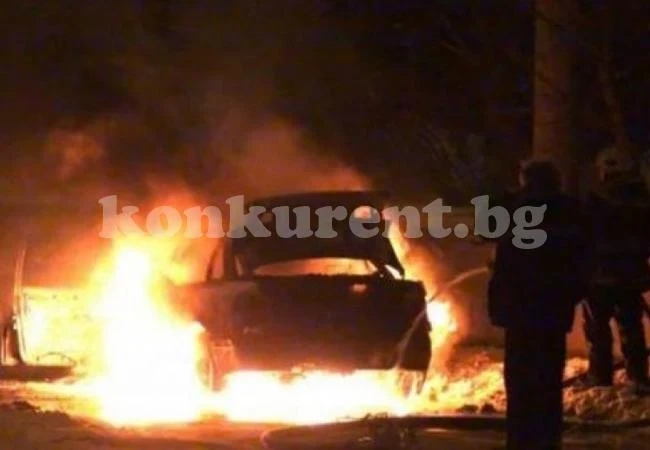 Огън погълна две коли в село Долно Церовене