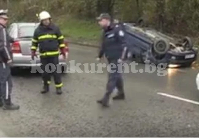 (ВИДЕО) Четири коли и патрулка се удариха при инцидент на пътя