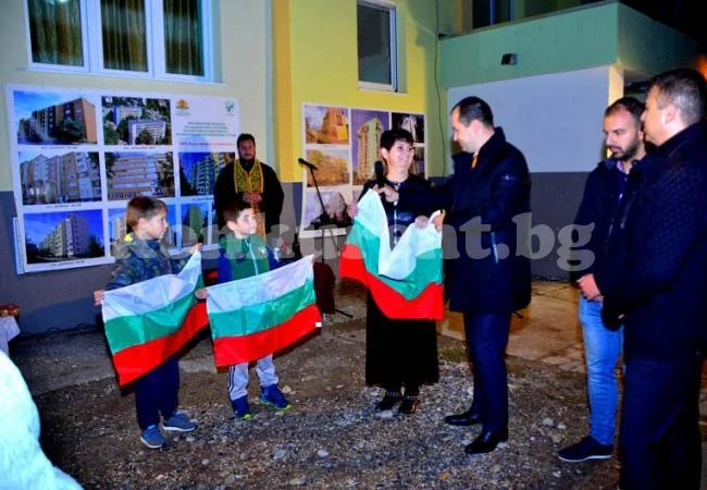 В деня на Враца бе официално открит 14 етажен блок с герба на града