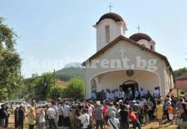 Освещават войнишки паметник