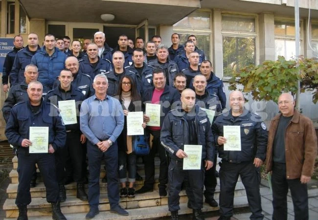 Наградиха полицаи за добра работа СНИМКА