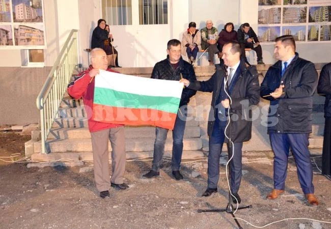 Кмет и евродепутат откриха обновен 18-етажен блок във Враца СНИМКИ