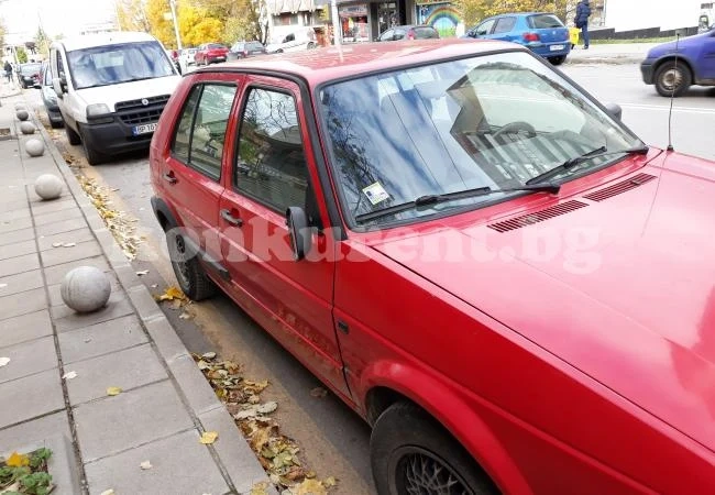 Потрошиха огледалата на дузина коли във Враца /СНИМКИ/
