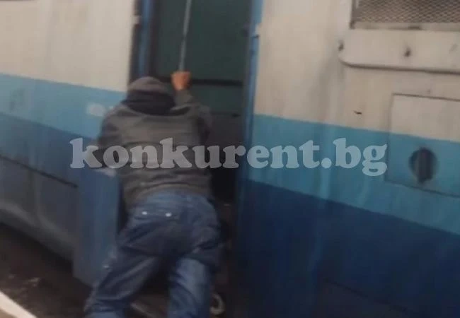 Накараха пътници да бутат влака си! (ВИДЕО)