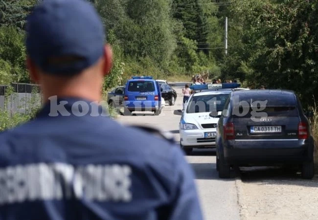 Дрогиран нападна полицай с нож! 11 патрулки го преследват, има пострадали...