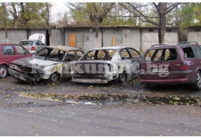 Шест автомобила пострадаха при умишлен палеж