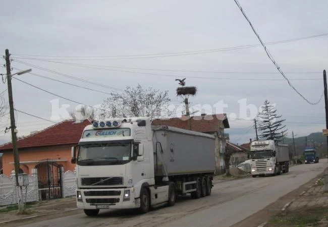 ТИР затапи Е 79, пренасочват движението