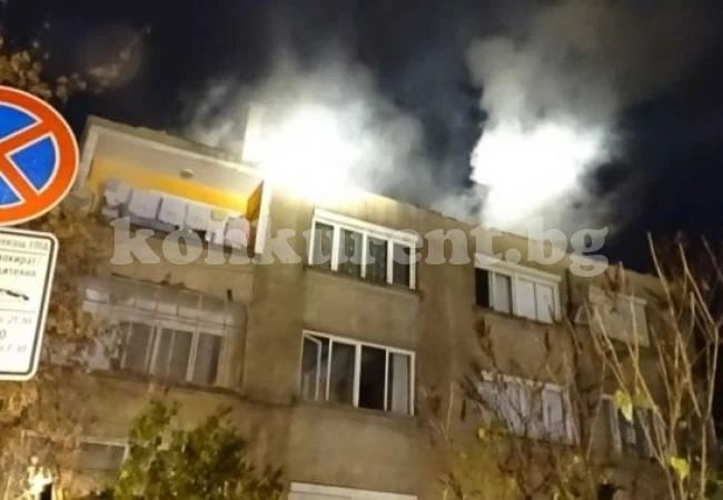 (ВИДЕО)Голям пожар, изпепели покрива на 3-етажна кооперация(СНИМКИ))
