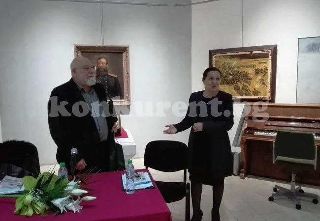 Заместник-кметът Петя Долапчиева поздрави писателя Владимир Зарев