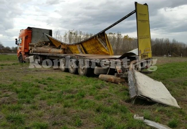 Турчин „разгледа“ отблизо тревата на кръговото на обходния път