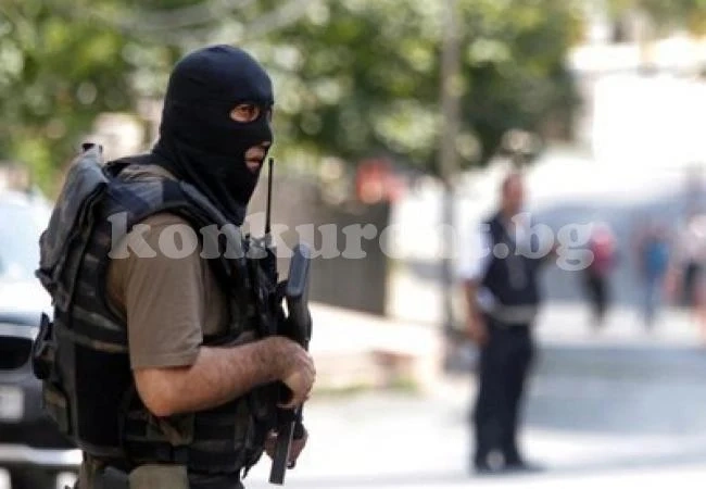 Властите издадоха заповед за арест на 99 души