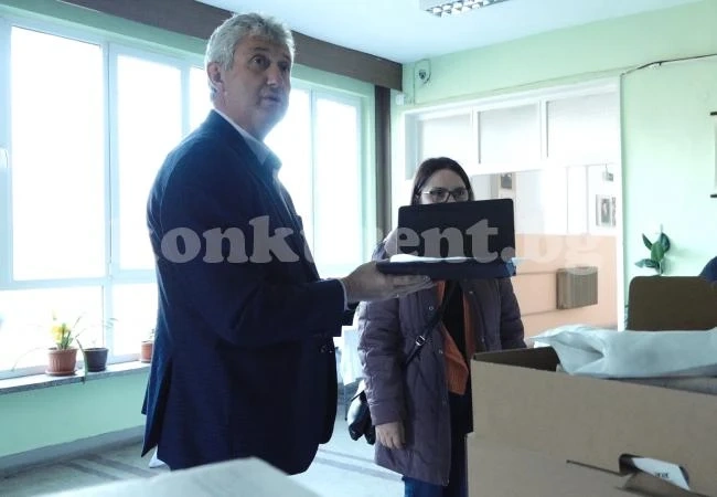 Нови лаптопи раздадоха в училища
