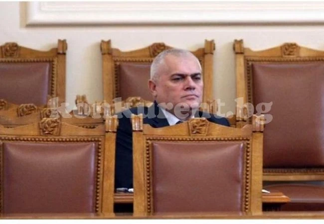 Радев: За случващото се по пътищата има отговорни много други органи преди МВР