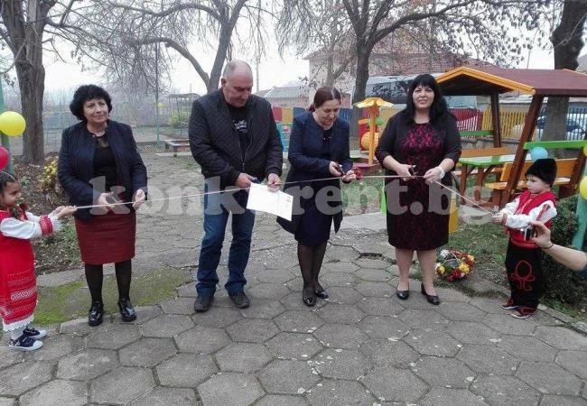 Откриха обновения двор на детската градина в Три кладенци СНИМКИ