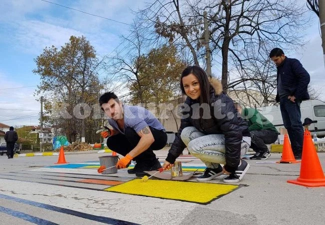 Нарисуваха цветна пешеходна пътека СНИМКИ