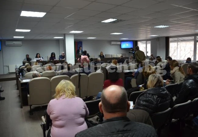 Съветници направиха сеир на сесията - замеряха се с култови лафове и обвинения СНИМКИ