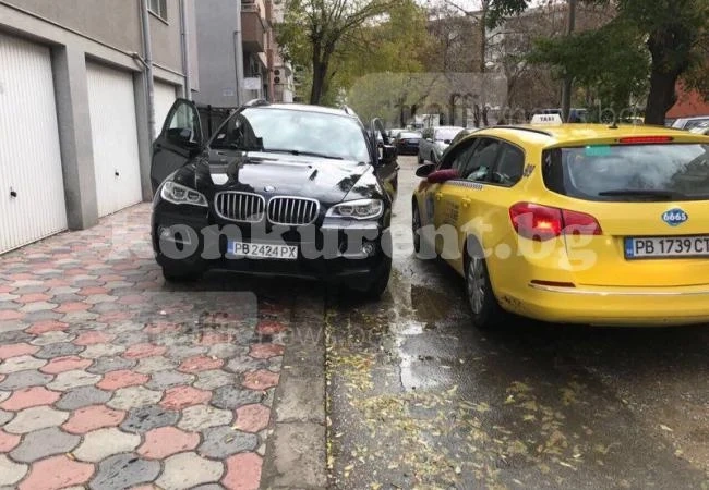 Младеж слезе от джип и преби жена