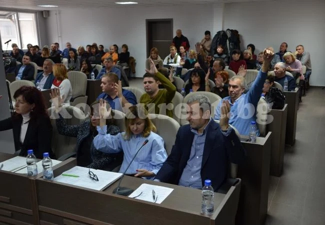 Съветници от ГЕРБ не подкрепиха увеличение на възнагражденията си СНИМКИ+ВИДЕО