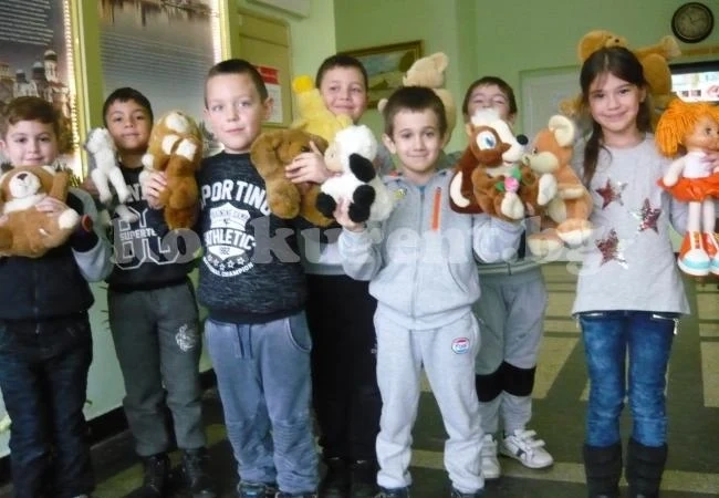 Ученици се включиха в кампанията „Подари ме“ СНИМКИ